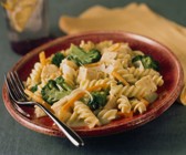 Lauwarmer Nudel-Hähnchensalat