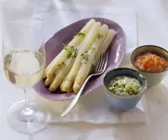 Spargel mit Tomaten- und Avocadosauce
