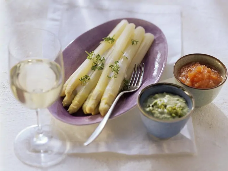 Spargel mit Tomaten- und Avocadosauce