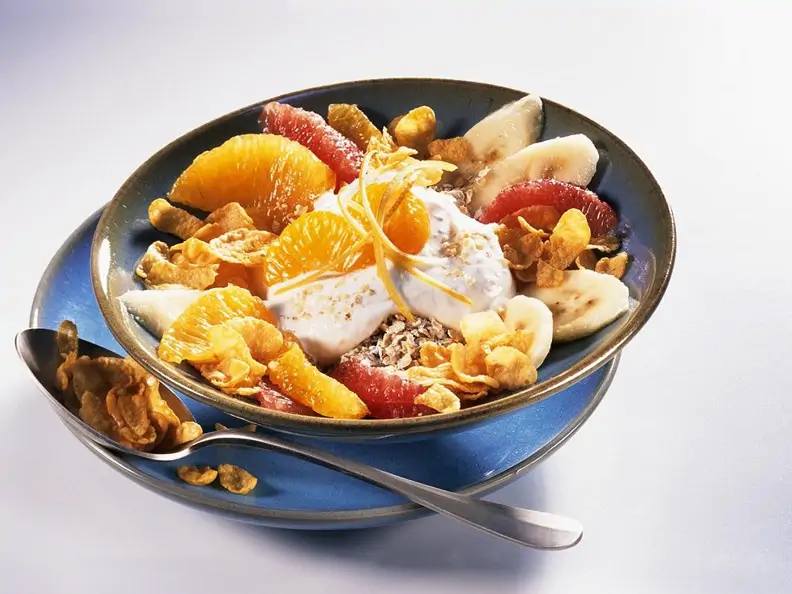 Müsli mit Früchten und Quark