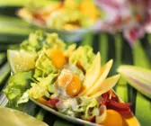 Gemüsesalat mit exotischen Früchten