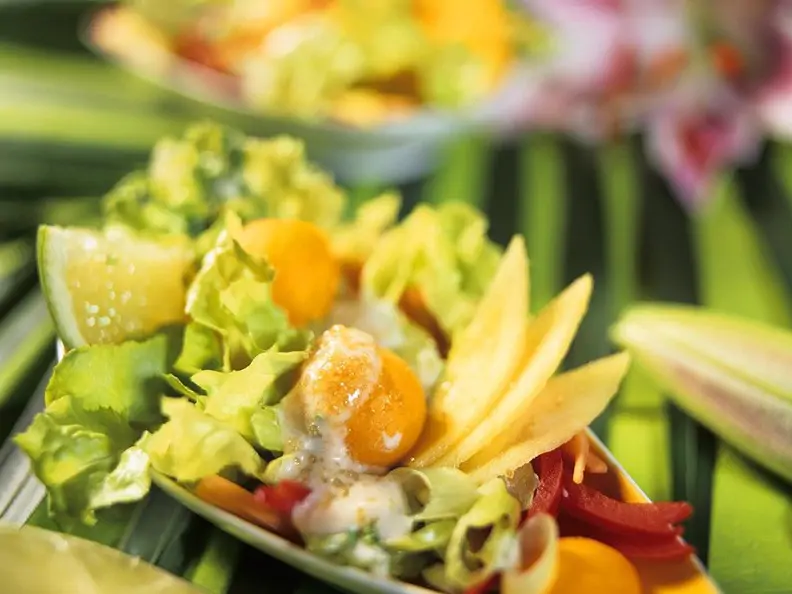Gemüsesalat mit exotischen Früchten