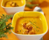 Kürbis-Tomaten-Suppe mit Croutons