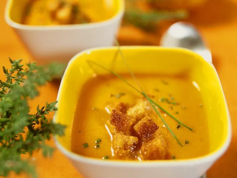 Kürbis-Tomaten-Suppe mit Croutons