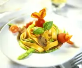 Nudeln mit Spargel, Egerlingen und Tomaten