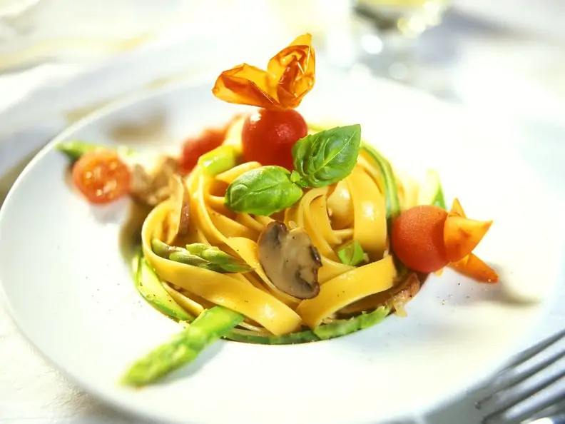 Nudeln mit Spargel, Egerlingen und Tomaten