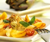 Gebratene Kartoffeln und Artischocken