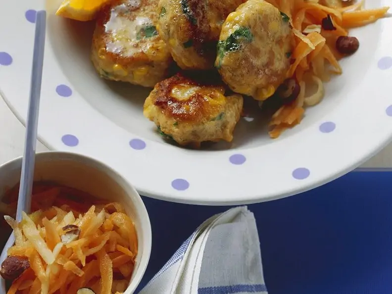 Putenfrikadellen mit Möhrensalat