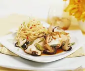 Hähnchenbrust mit Shiitake und Nudeln