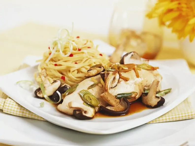 Hähnchenbrust mit Shiitake und Nudeln