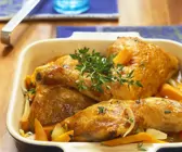 Hähnchenkeulen mit Möhren aus dem Ofen