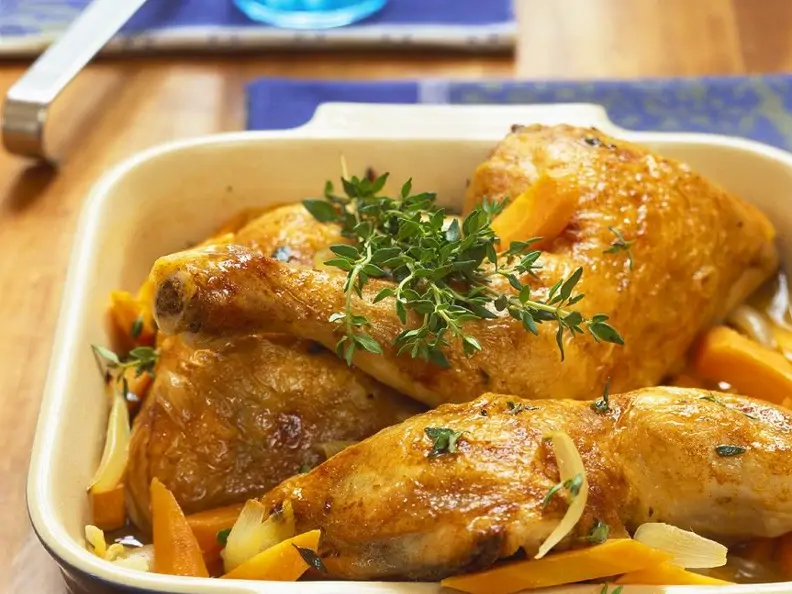 Hähnchenkeulen mit Möhren aus dem Ofen