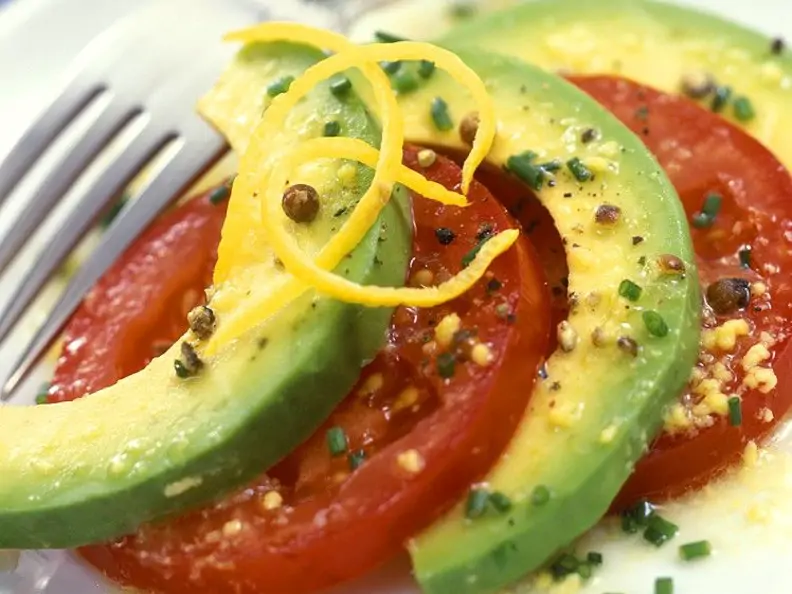 Tomatensalat mit Avocado