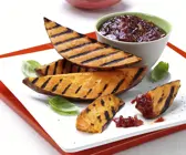 Gegrillte Süßkartoffeln mit Tomatensauce