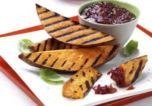 Gegrillte Süßkartoffeln mit Tomatensauce