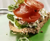 Brot mit Frischkäse und Tomaten