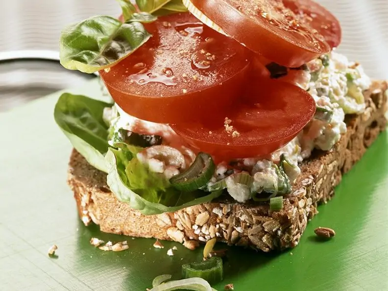 Brot mit Frischkäse und Tomaten