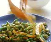 Hülsenfrüchte mit Zucchini