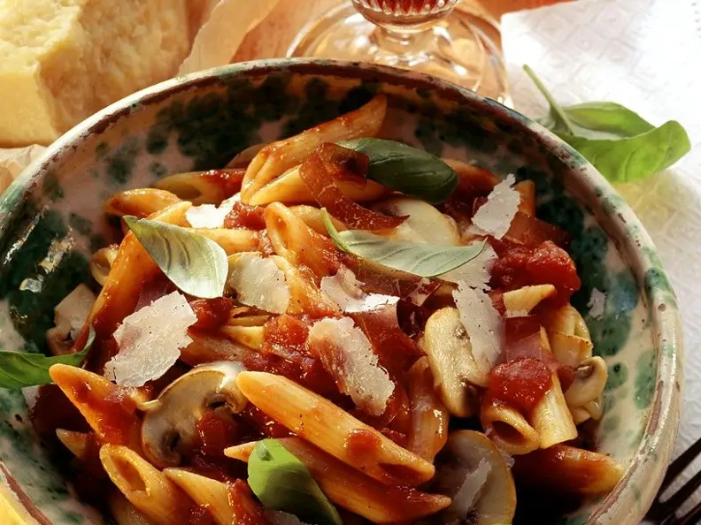 Nudeln mit Pilzen und Tomatensauce