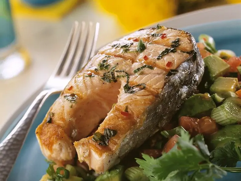 Gegrilltes Lachskotelett mit Gemüse