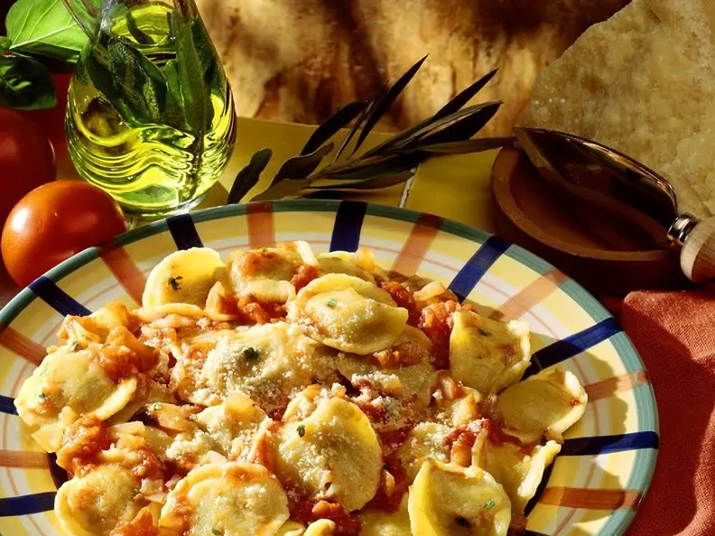 Tortellini mit Tomatensauce