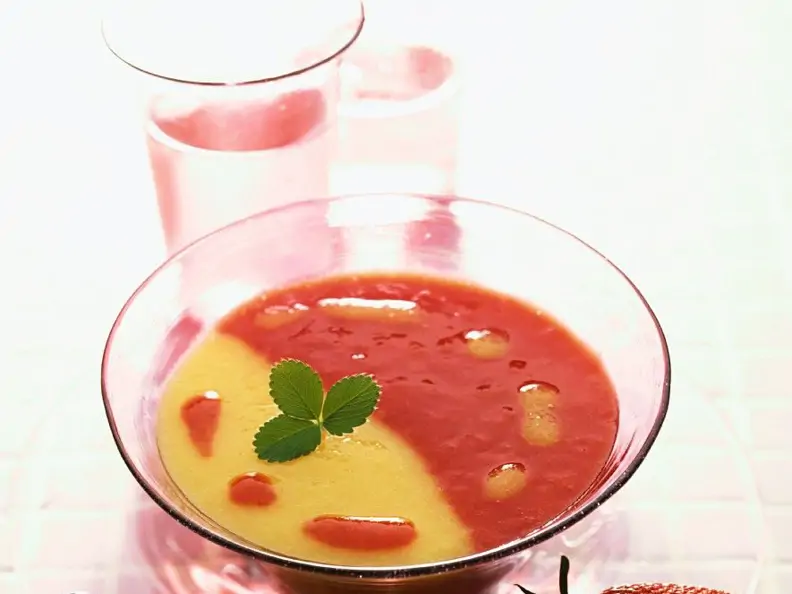 Zweifarbige Fruchtsuppe