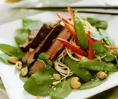 Spinat-Nudelsalat mit Steakstreifen
