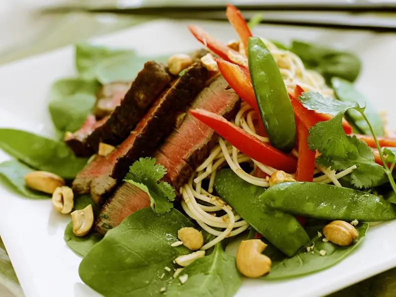 Spinat-Nudelsalat mit Steakstreifen