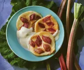Rhabarber-Pfannkuchen mit Vanillesauce