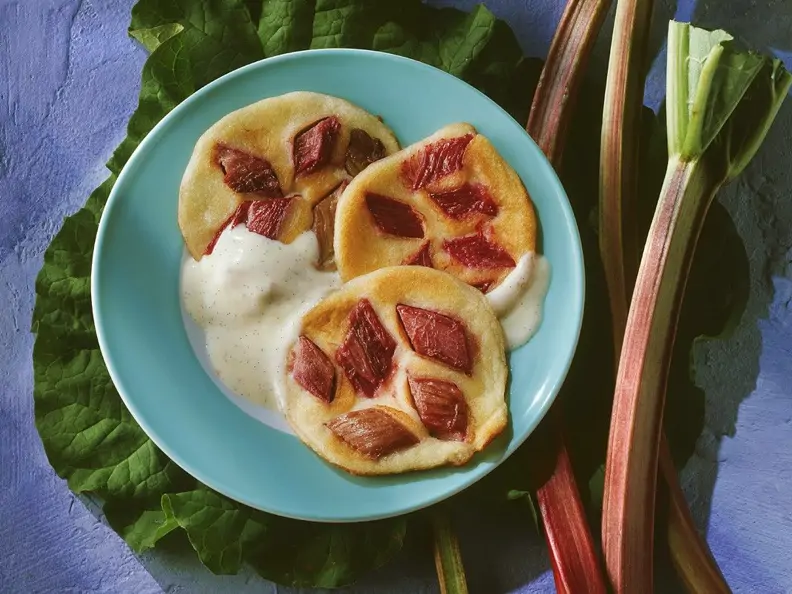 Rhabarber-Pfannkuchen mit Vanillesauce