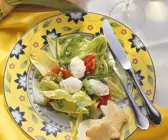 Blattsalat mit Tomaten und pochiertem Ei