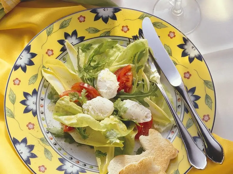 Blattsalat mit Tomaten und pochiertem Ei