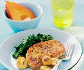 Panierte Koteletts mit Spinat und Bratkartoffeln