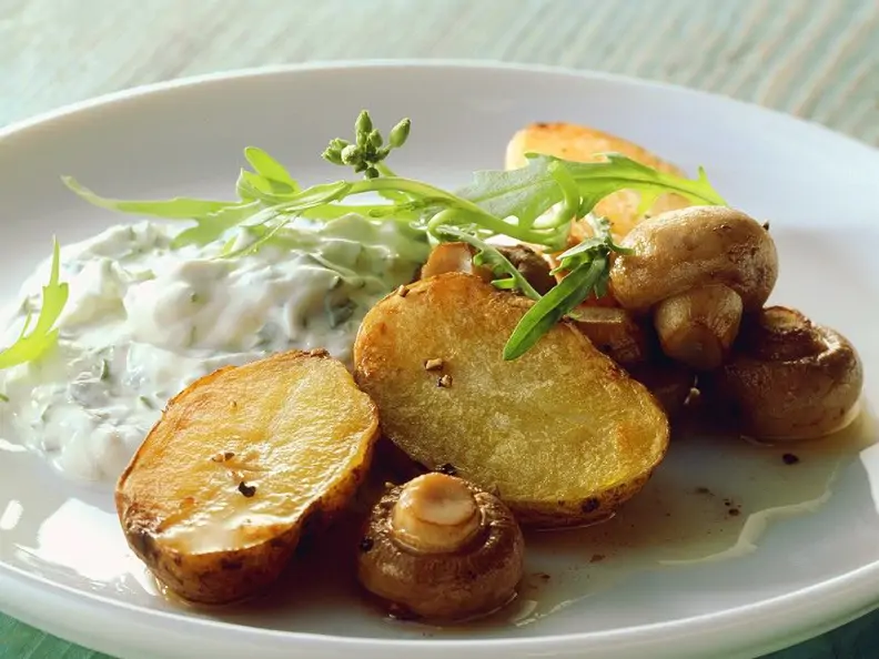 Kartoffeln mit Champignons im Ofen gebacken