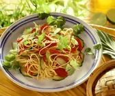 Nudelsalat mit Paprika und Gurke