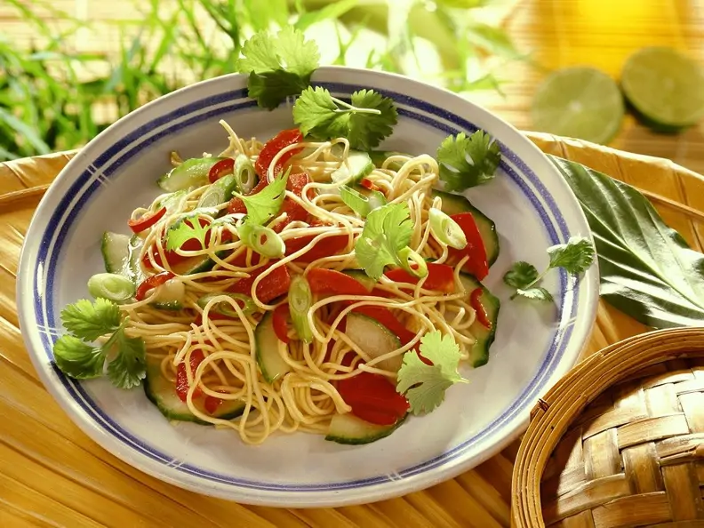 Nudelsalat mit Paprika und Gurke