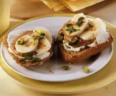 Brötchen mit Apfel-Bananen-Creme