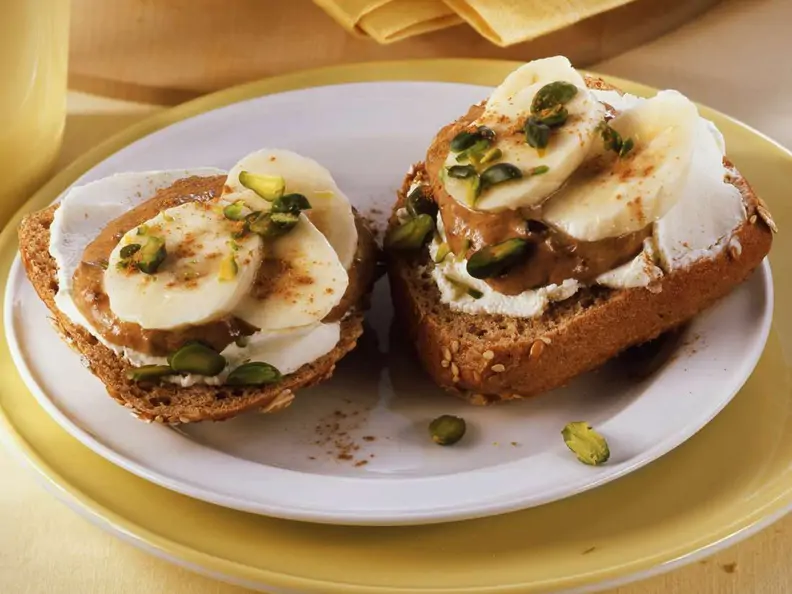 Brötchen mit Apfel-Bananen-Creme