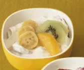 Bananenquark mit Kiwi und Orangen