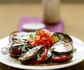 Auberginen-Tomaten-Salat mit Minze-Joghurt-Dressing