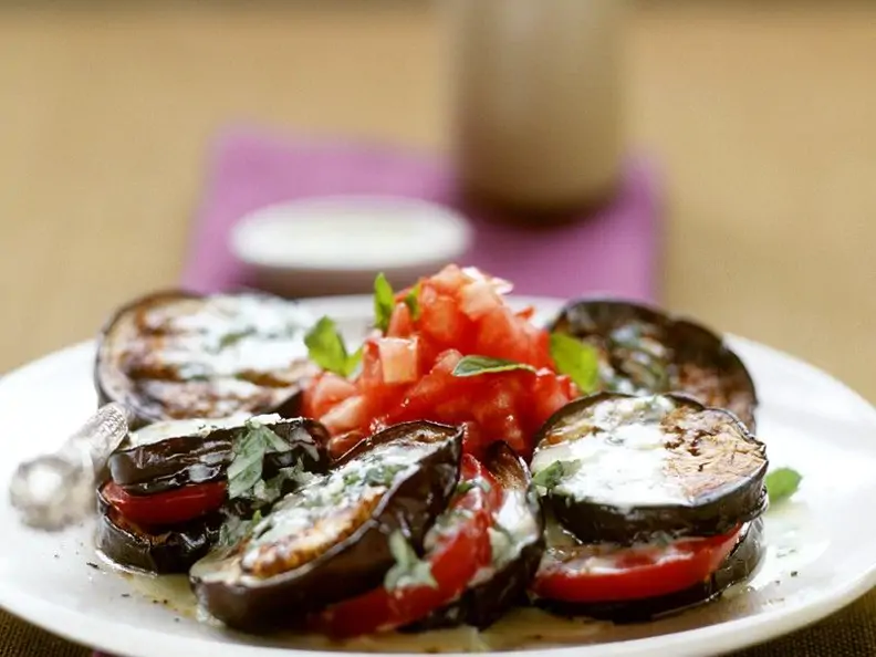 Auberginen-Tomaten-Salat mit Minze-Joghurt-Dressing