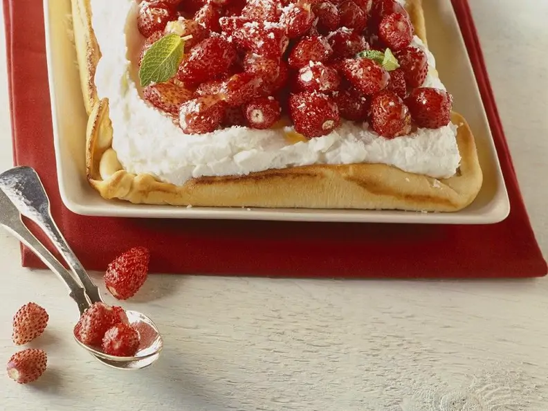 Erdbeer-Pizza (Blechkuchen mit Sahnecreme und Erdbeeren)
