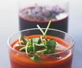 Karotten-Rote-Beete-Saft und Tomatensaft mit Sprossen