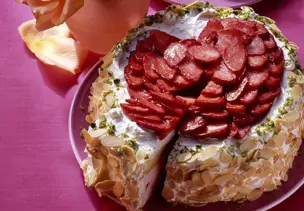 Panna-Cotta-Torte mit Erdbeeren und Mandelrand