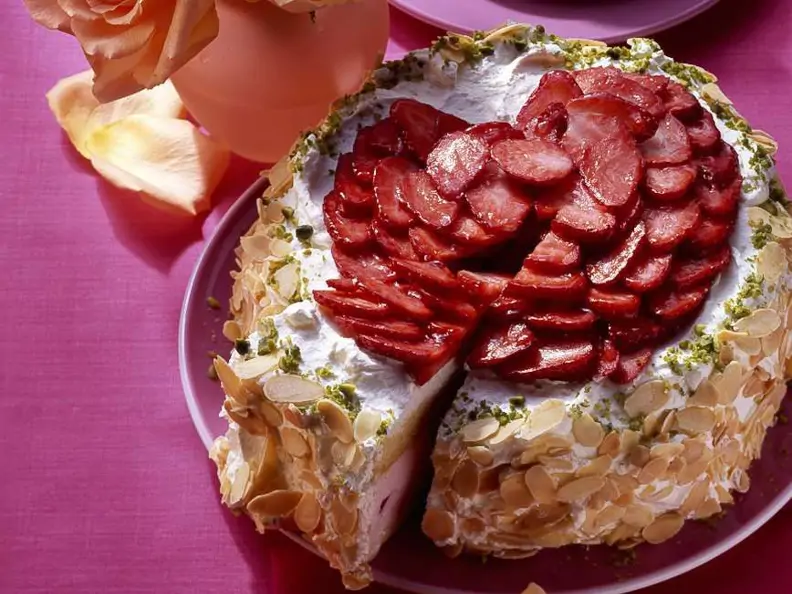 Panna-Cotta-Torte mit Erdbeeren und Mandelrand