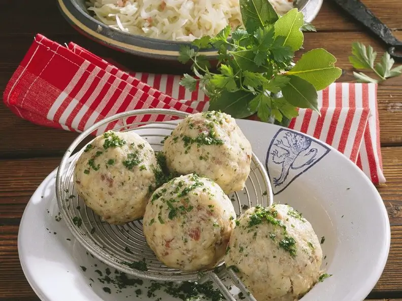 Speckknödel & Krautsalat (Tirol)