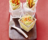 Guacamole und Tortillas mit Avocadocreme und Gemüse