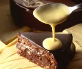 Ein Stück Schokoladentorte mit Vanillecreme