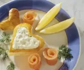 Blätterteigherz mit Kräuterquarkfüllung, Lachsröllchen & Dill