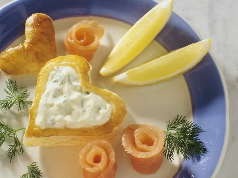 Blätterteigherz mit Kräuterquarkfüllung, Lachsröllchen & Dill